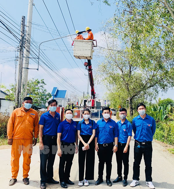 Đoàn cơ sở Công ty Điện lực Bến Tre với các hoạt động Tháng Thanh niên 2022 Tặng quà gia đình có hoàn cảnh khó khăn trên tuyến đường thi công.