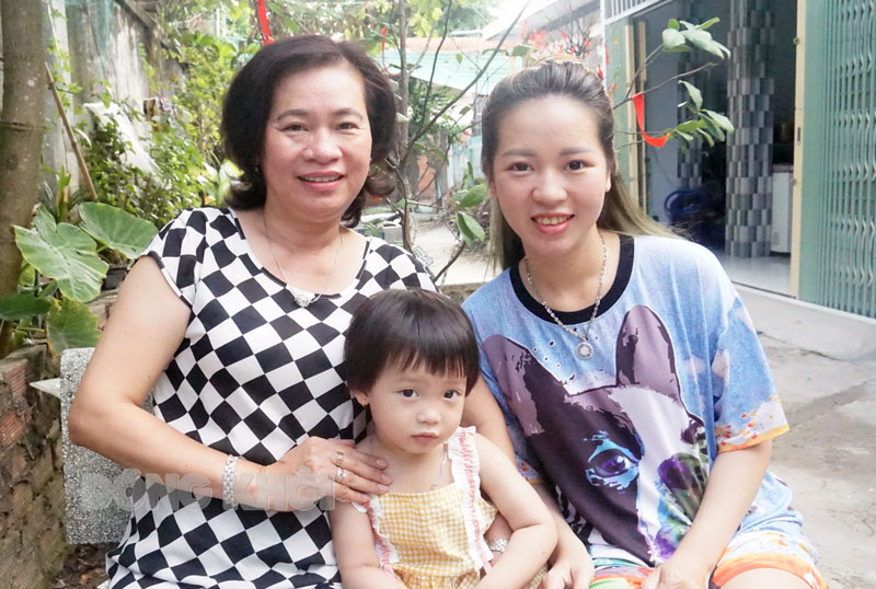 Chị Nguyễn Thụy Hồng Thủy (trái) và con gái Quỳnh Như (phải).