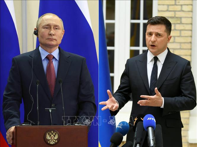 Nga nêu điều kiện tổ chức cuộc gặp thượng đỉnh với Ukraine Tổng thống Nga Vladimir Putin (trái) và Tổng thống Ukraine Volodymyr Zelensky. Ảnh: AFP/TTXVN