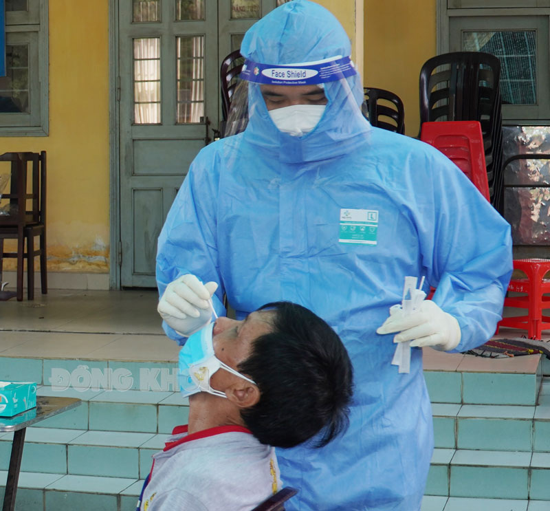 Chiều 5-4-2022, tỉnh có 409 ca mắc Covid-19 Cán bộ y tế test nhanh tầm soát Covid-19.