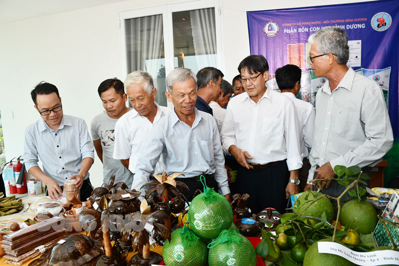 Tham quan trưng bày sản phẩm nông dân thi đua sản xuất, kinh doanh giỏi. Ảnh: Hữu Hiệp