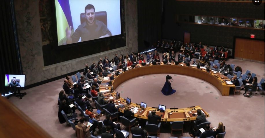 Ukraine đề xuất tìm kiếm mô hình mới sau xung đột Tổng thống Ukraine Volodymyr Zelensky phát biểu trước các thành viên Hội đồng Bảo an Liên hợp quốc, New York, ngày 5-4-2022. Ảnh: EPA