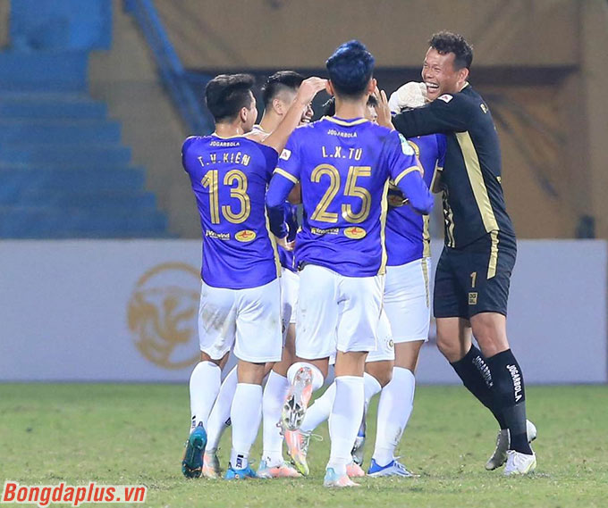 Quà chia tay sân Hàng Đẫy cho Quang Hải Việt Anh ghi bàn từ giữa sân - Ảnh: Đức Cường