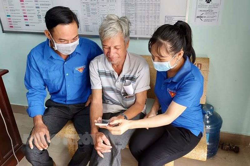 Ba Tri khẩn trương triển khai chuyển đổi số trên 3 trụ cột Đoàn viên, thanh niên huyện Ba Tri hỗ trợ người dân sử dụng dịch vụ công trực tuyến. Ảnh: Trà Dũng