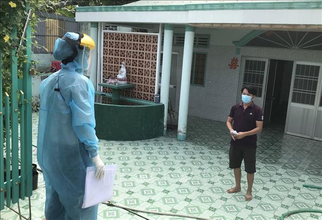 Ngày 8-4-2022, số ca F0 mới của Hà Nội giảm sâu còn hơn 2.000 ca Cán bộ y tế hỗ trợ F0 điều trị tại nhà. Ảnh: TTXVN
