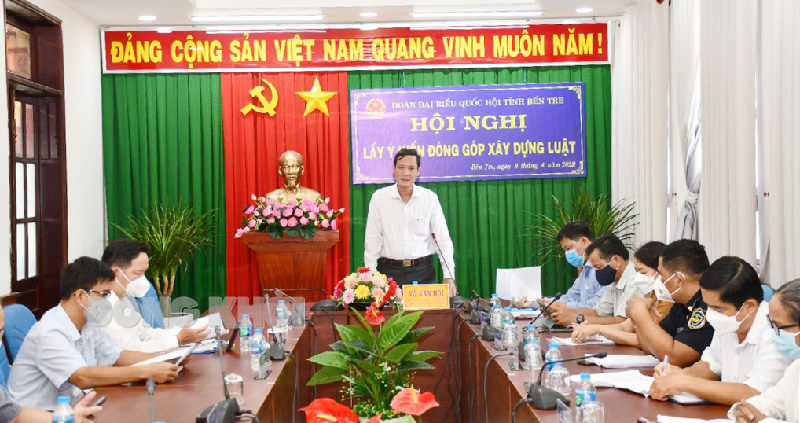 Chỉ huy trưởng Bộ Chỉ huy Quân sự tỉnh - Ủy viên Ủy ban Quốc phòng và an ninh của Quốc hội Võ Văn Hội phát biểu tại hội nghị.