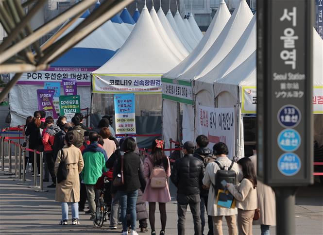 Người dân xếp hàng chờ xét nghiệm COVID-19 tại Seoul, Hàn Quốc, ngày 4-4-2022. Ảnh: Yonhap/ TTXVN