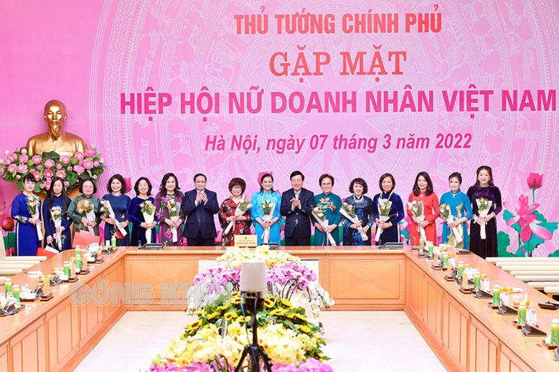 Chủ tịch Hội Nữ doanh nhân tỉnh Đặng Thị Trúc Lan Chi (thứ 6, trái sang) dự buổi gặp mặt của Thủ tướng với Hiệp Hội Nữ doanh nhân Việt Nam ngày 7-3-2022. Ảnh: CTV