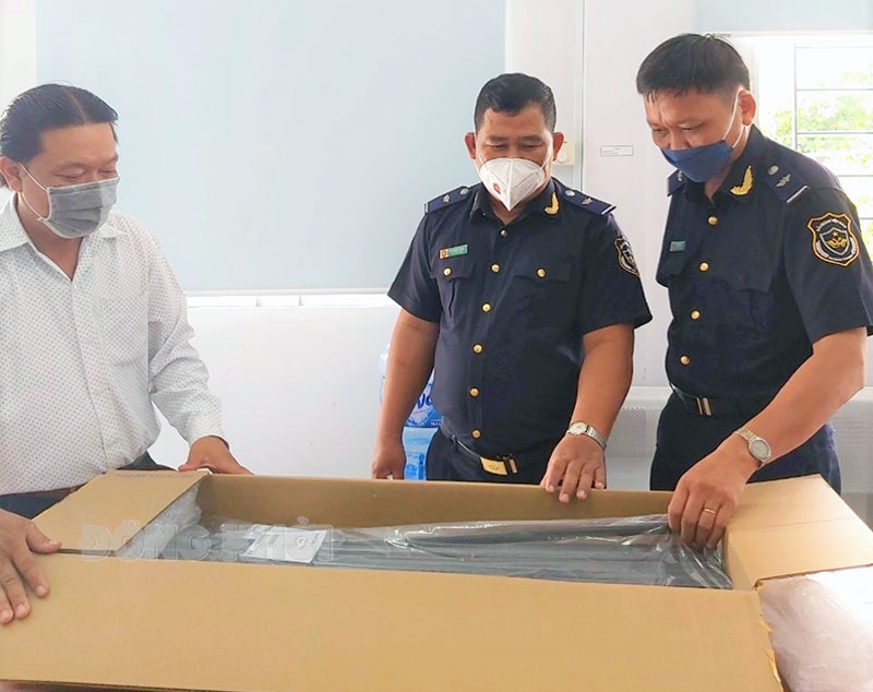 Quý I-2022, Chi cục Hải quan tỉnh thu nộp ngân sách trên 14 tỷ đồng Nhân viên Chi cục Hải quan tỉnh kiểm tra hàng hóa.