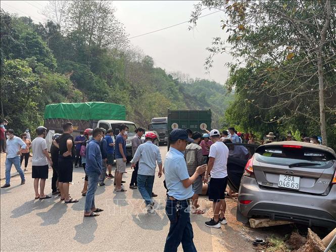 Ba ngày nghỉ lễ, xảy ra 81 vụ tai nạn giao thông làm chết 37 người Vụ tai nạn giao thông trên Quốc lộ 6 ngày 11-4-2022 khiến 3 người thương vong, gây ùn tắc giao thông cục bộ gần 1 giờ đồng hồ. Ảnh: TTXVN phát