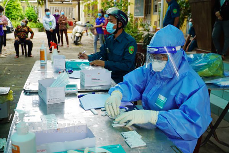 Lực lượng làm nhiệm vụ xét nghiệm test nhanh.