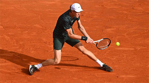Jannik Sinner thoát hiểm trận đầu Monte-Carlo