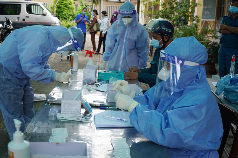 Trưa 12-4-2022, tỉnh có 51 ca mắc Covid-19 Lực lượng y tế thực hiện nhiệm vụ test nhanh.
