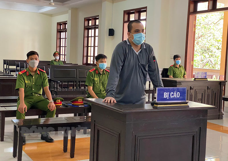 Bị cáo Nguyễn Bảo Quốc tại tòa (mặc áo xanh). Ảnh: Thanh Trúc