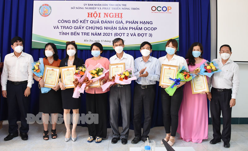 Bến Tre có 131 sản phẩm OCOP 3 sao và 4 sao Giám đốc Sở Nông nghiệp và Phát triển nông thôn Đoàn Văn Đảnh. trao chứng nhận cho các chủ thể có sản phẩm đạt OCOP từ 3 sao trở lên.