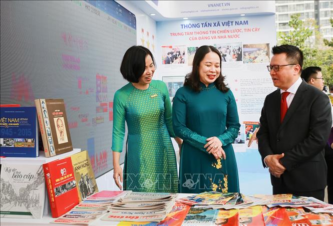 Phó chủ tịch nước Võ Thị Ánh Xuân thăm gian trưng bày các ấn phẩm báo chí của Thông tấn xã Việt Nam. Ảnh: TTXVN