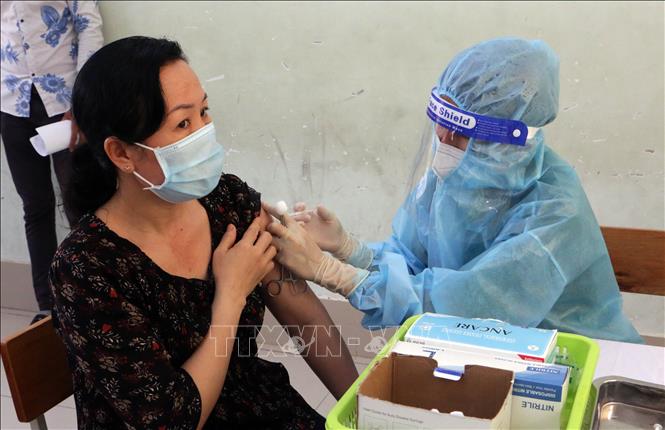 Ngày 13-4-2022, Việt Nam có 24.623 ca nhiễm mới SARS-CoV-2 Tiêm vaccine phòng COVID-19 cho người dân. Ảnh: TTXVN
