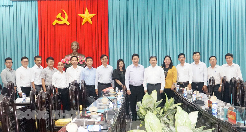 Lãnh đạo, cán bộ của hai đơn vị chụp ảnh lưu niệm nhân buổi làm việc.