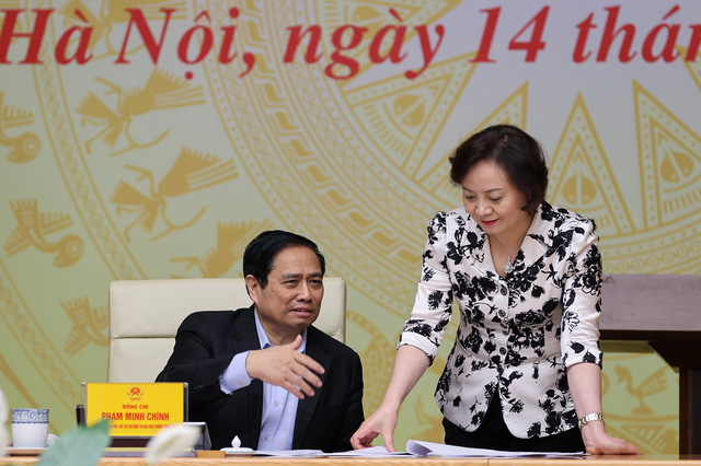 Thủ tướng Phạm Minh Chính: Huy động các nguồn lực để xóa 100.000 căn nhà dột nát Thủ tướng trao đổi với Bộ trưởng Bộ Nội vụ Phạm Thị Thanh Trà. Ảnh: VGP/Nhật Bắc