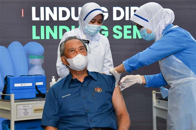 Một điểm tiêm vaccne ngừa COVID-19 tại Putrajaya, Malaysia. Ảnh: AFP/TTXVN