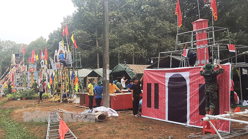 Trại sinh thuộc lực lượng vũ trang tỉnh Bến Tre tham gia dựng lều trại.