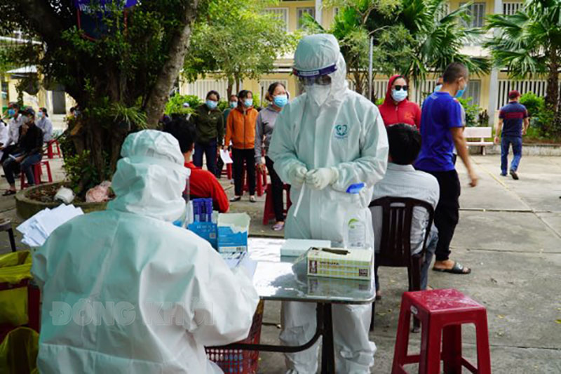 Chiều 15-4-2022, tỉnh có 18 ca mắc Covid-19 Lực lượng làm nhiệm vụ test nhanh.