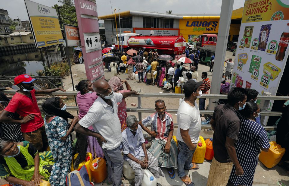 Sri Lanka đàm phán khoản cứu trợ 4 tỷ USD với IMF Người dân xếp hàng mua dầu hỏa tại một trạm nhiên liệu ở Colombo, Sri Lanka ngày 21-3-2022, trong bối cảnh thiếu khí đốt do khủng hoảng kinh tế gây ra. Ảnh: Reuters