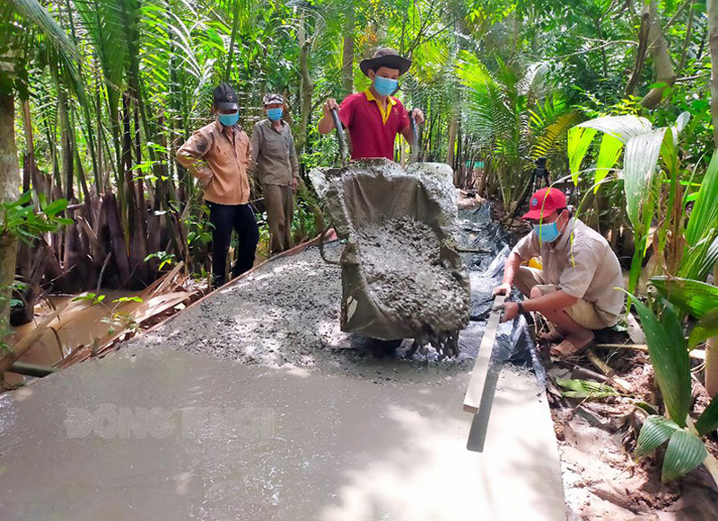 Thi công đường giao thông nông thôn. Ảnh: Diệu Hiền