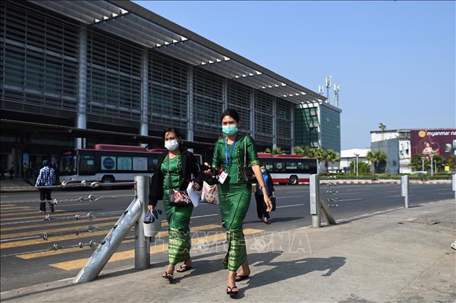 Người dân đeo khẩu trang phòng dịch COVID-19 tại sân bay quốc tế Yangon, Myanmar. Ảnh tư liệu: AFP/TTXVN