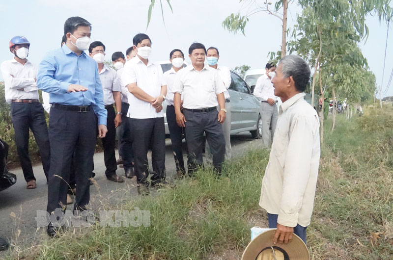 Ủy viên Trung ương Đảng - Bí thư Tỉnh ủy Lê Đức Thọ khảo sát cánh đồng muối xã Bảo Thạnh.