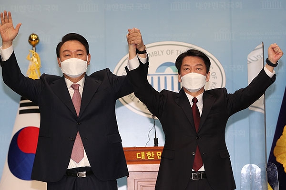 Tổng thống mới đắc cử Yoon Suk-yeol Yoon Suk-yeol (bên trái) và Chủ tịch đảng Nhân dân Ahn Cheol-soo. Ảnh: Yonhap