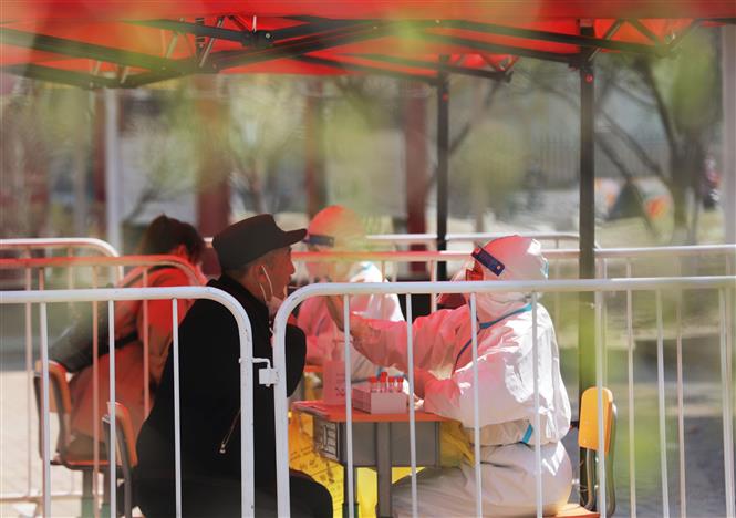 Ca mắc và tử vong trên toàn cầu giảm mạnh, Australia bỏ xét nghiệm với khách quốc tế Nhân viên y tế lấy mẫu xét nghiệm COVID-19 cho người dân tại Thẩm Dương, tỉnh Liêu Ninh, Trung Quốc ngày 13-4-2022. Ảnh: THX/TTXVN