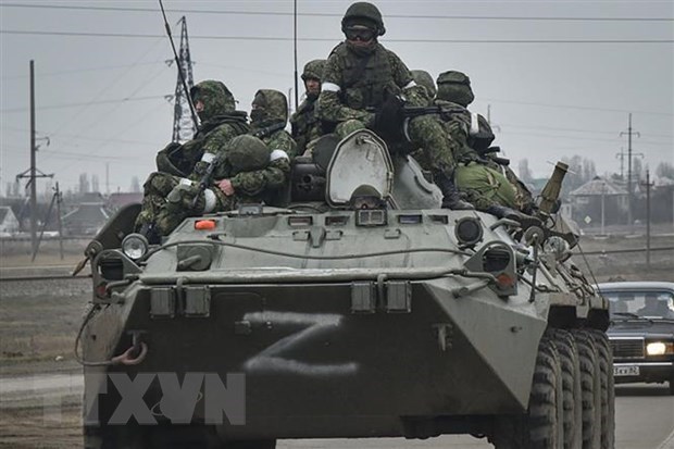Quân đội Nga thực hiện chiến dịch quân sự quy mô lớn ở Donbass Binh sĩ Nga di chuyển hướng về Ukraine. Ảnh: EPA-EFE/TTXVN