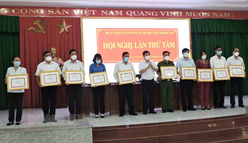 Các tổ chức đảng nhận giấy khen tiêu chuẩn hoàn thành xuất sắc nhiệm vụ tiêu biểu năm 2021.