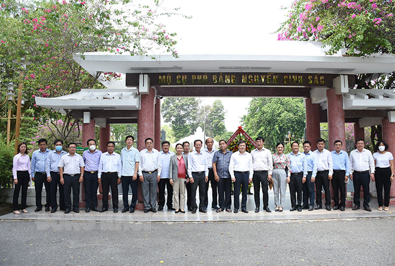 Đoàn công tác của tỉnh trao đổi, nghiên cứu kinh nghiệm tại Đồng Tháp Đoàn công tác Bến Tre đến viếng mộ và dâng hương cụ phó bảng Nguyễn Sinh Sắc.