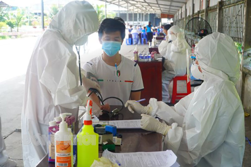 Trưa 19-4-2022, tỉnh có 24 ca mắc Covid-19 Khám sàng lọc trước tiêm vắc-xin.