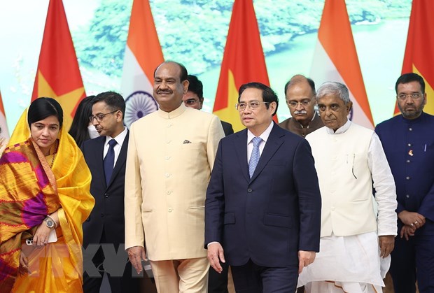 Thủ tướng Phạm Minh Chính và Chủ tịch Hạ viện Cộng hoà Ấn Độ Om Birla. (Ảnh: Dương Giang/TTXVN)