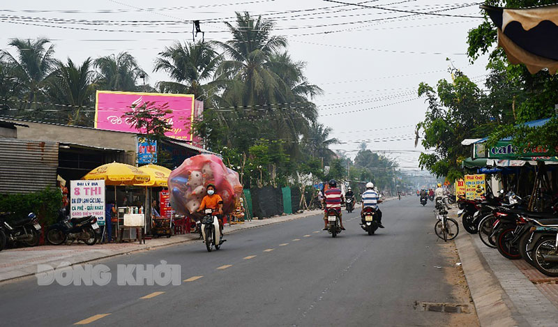 Mua bán lấn chiếm hành lang an toàn giao thông trên đường Nguyễn Huệ, đoạn phường Phú Khương, TP. Bến Tre.