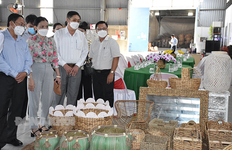 Đồng Tháp: Tạo giá trị tăng thêm cho nông nghiệp Đoàn công tác tỉnh tham quan và tìm hiểu mô hình liên kết sản xuất của Công ty Artex Đồng Tháp, tại Cụm công nghiệp Mỹ Hiệp.