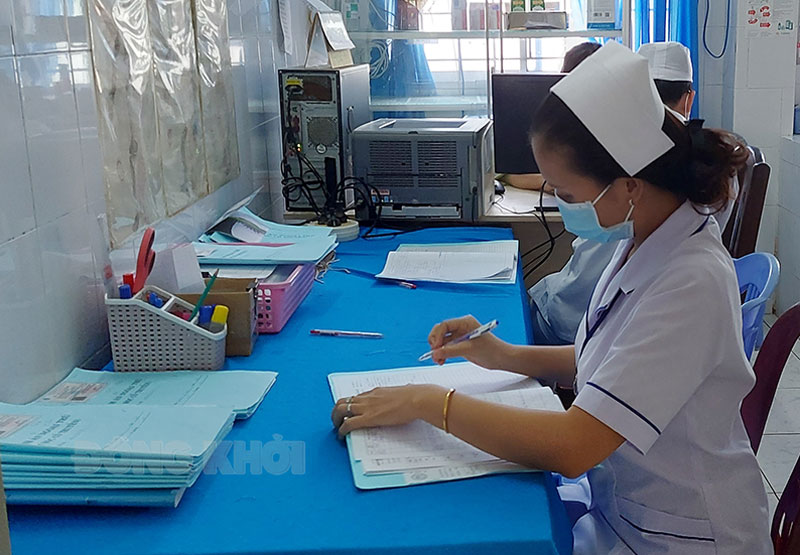 Chiều 21-4-2022, tỉnh có 20 ca mắc Covid-19 Cán bộ y tế thực hiện nhiệm vụ.