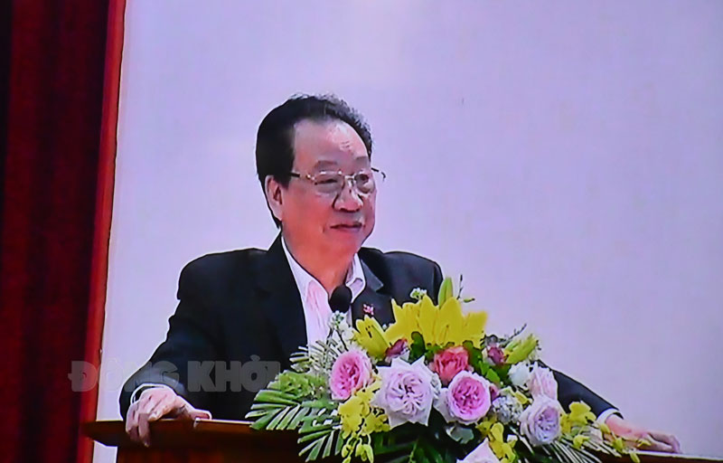 Hội nghị trực tuyến quán triệt các kết luận, quy định Hội nghị Trung ương 4, khoá XIII GS.TS Phùng Hữu Phú - nguyên Phó chủ tịch Hội đồng lý luận Trung ương, nguyên Phó trưởng ban Thường trực Ban Tuyên giáo Trung ương báo cáo tại hội nghị.