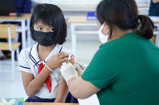 Ngày 21-4-2022: Cả nước ghi nhận 12.029 ca mắc mới và 9 ca tử vong Tiêm vaccine cho trẻ em ở Bình Thuận. Ảnh: Hồng Hiếu/TTXVN
