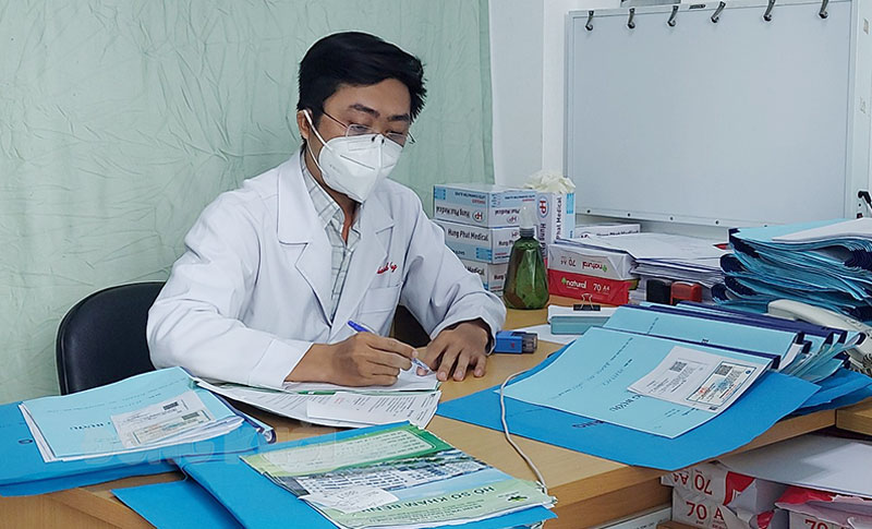 Cán bộ y tế làm nhiệm vụ.