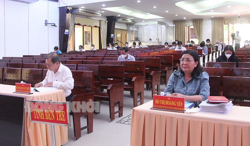 Hội nghị quán triệt Nghị quyết số 13-NQ/TW về phát triển kinh tế - xã hội vùng đồng bằng sông Cửu Long Đại biểu dự hội nghị tại điểm cầu tỉnh Bến Tre.