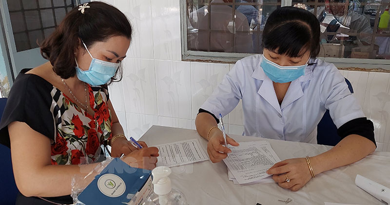 Trưa 22-4-2022, tỉnh có 46 ca mắc Covid-19 Cán bộ y tế tham gia tiêm chủng.