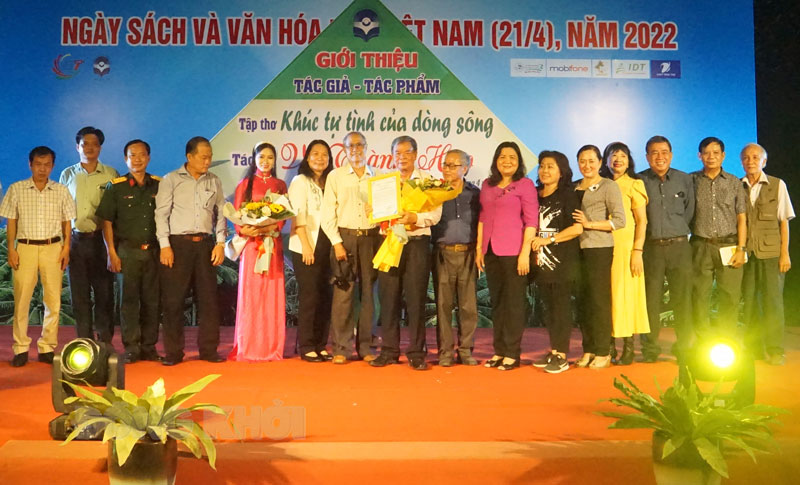 Giao lưu, giới thiệu tác giả tập thơ “Khúc tự tình của dòng sông” Lãnh đạo tỉnh và văn nghệ sĩ chụp ảnh cùng tác giả.