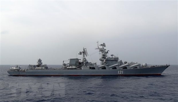 Tàu khu trục mang tên lửa dẫn đường Moskva của Nga tuần tra trên Địa Trung Hải, ngoài khơi vùng bờ biển của Syria, ngày 7-12-2015. Ảnh: AFP/TTXVN