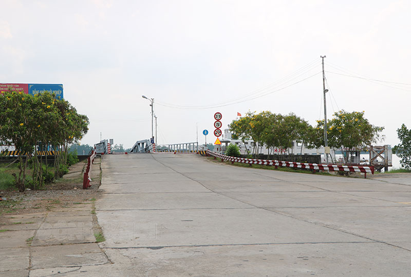Cầu dẫn xuống cầu phao Phà Tân Phú.