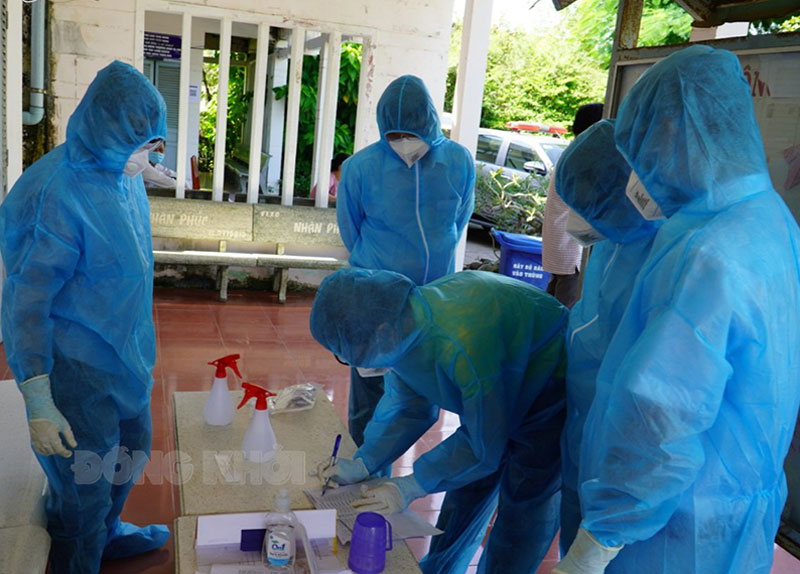 Sáng 25-4-2022, tỉnh có 7 ca mắc Covid-19 Cán bộ y tế thực hiện nhiệm vụ test nhanh.