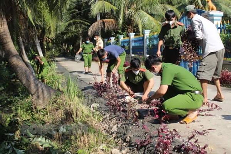 Đoàn thanh niên Công an huyện Giồng Trôm tham gia các hoạt động trong Tháng Thanh niên 2022. Ảnh: Huyện đoàn